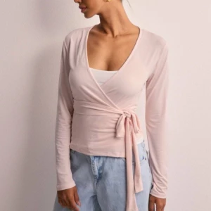 Ljusrosa tie top/omlott topp - Säljer nu min rosa omlott topp då den inte kommer till användning. köpt på nelly för 300kr nypris men säljer nu för 180🤍 Den är använd ca 3 gånger och har inga deffekter. Pris kan diskuteras!💞