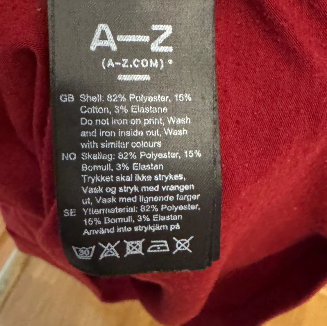 Vinröd t-shirt från A–Z - 4