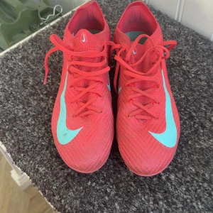 Nike mercurial vapor - Säljer nu mina Nike mercurial då jag har köpt nya. Riktigt sköna och fortfarande bra skick. Ända defekten är vi sulan där det är en liten spricka annars fel fria. Priset går att diskutera. Hör av er vid frågor