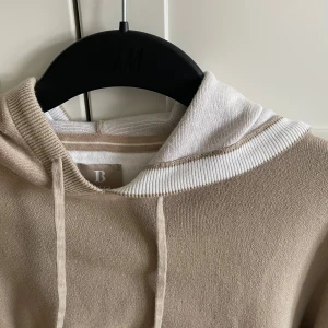 Beige hoodie - Boggi Milano - Beige hoodie från Boggi Milano! Riktigt skön och passar perfekt till sommarkvällar, eller en lugn dag i skolan. Storlek:M. Skick: 9/10. Kontakta oss för fler bilder eller info!