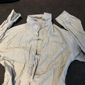 skjorta från Hampton Republic - en ljusgrå skjorta från Hampton Republic i regular fit. Skjortan har klassisk krage.