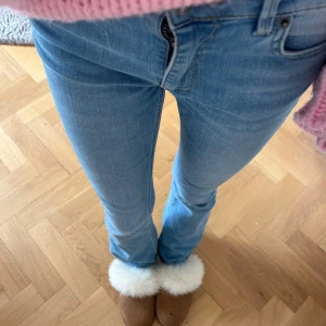 lågmidjade jeans subdued - Lågmidjade bootcut jeans från subdued i strl 25☺️ passar en xs/s💕 jag är 168 cm🫶🏻 i nyskick🙌🏻