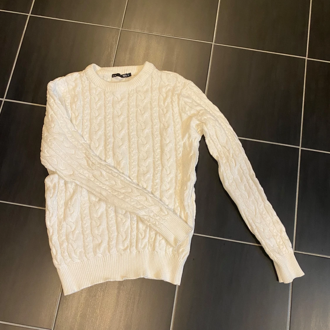 Vit kabelstickad tröja från 157