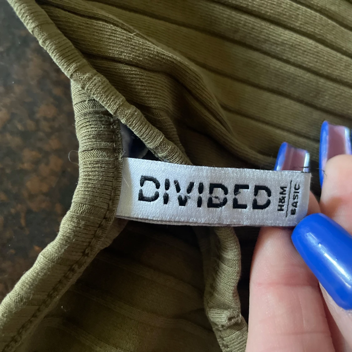 Olivgrön ribbad linnetopp från hm