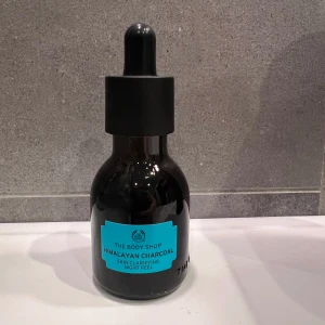 Himalayan Charcoal Skin Clarifying Night Peel - The Body Shop Himalayan Charcoal Skin Clarifying Night Peel. Produkten är framtagen för att rengöra och förnya huden under natten. 