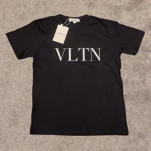 Svart Valentino t-shirt  - Snygg svart t-shirt från Valentino med stort vitt VLTN-tryck på bröstet || Storlek XS 
