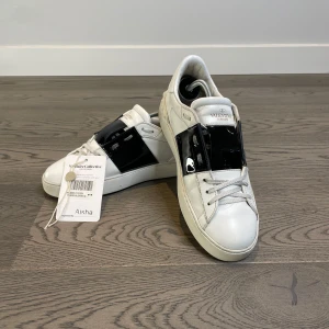 Valentino open - Säljer ett par valentino opens i storleken 39 (passar större) ett äktehets certifikat från Vestiaire collective följer med. Om du skulle vilja ha några innermått eller har andra funderingar så är det bara och att kontakta👍😊