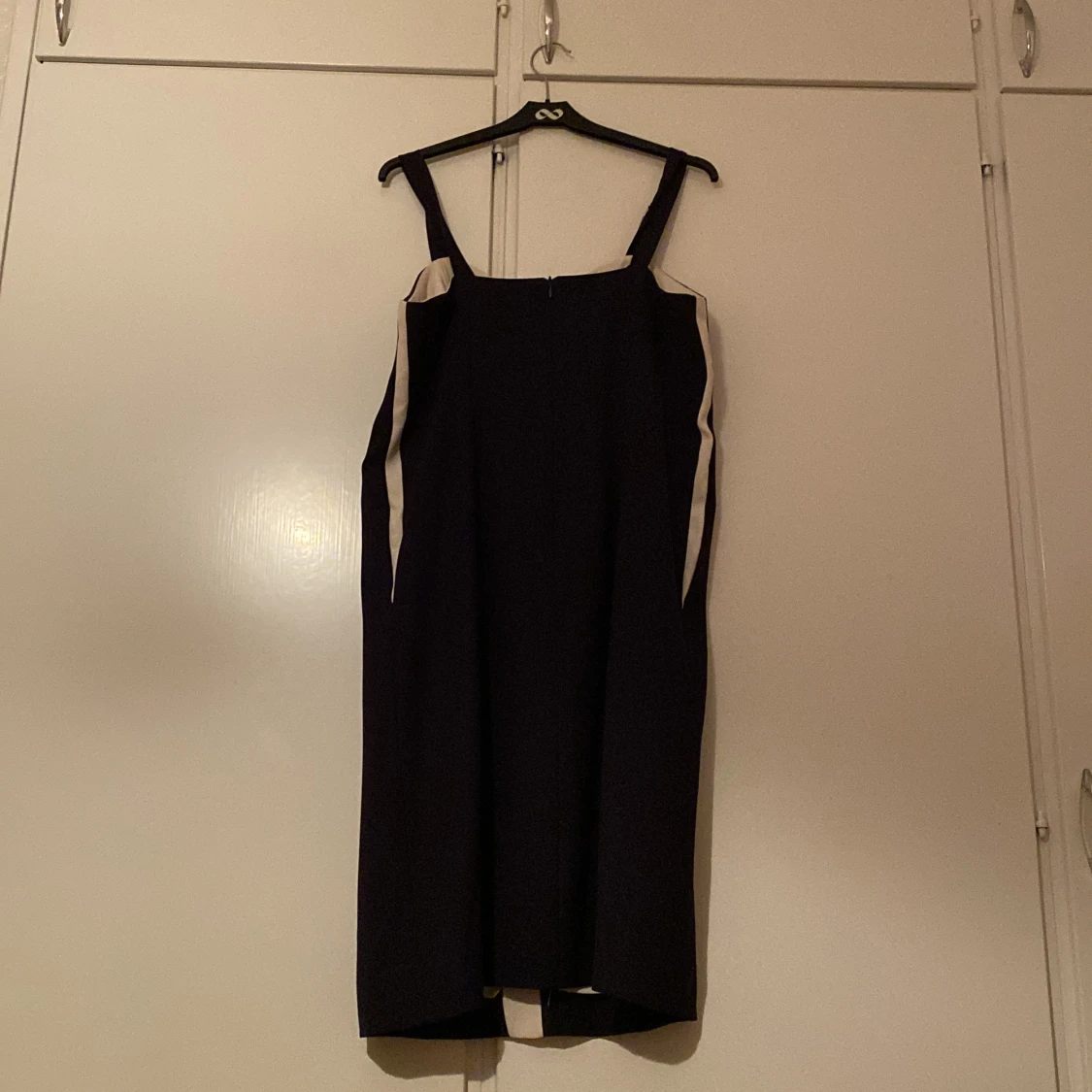 Svart klänning med knappar och axelband - 1