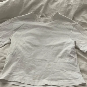 Vit t-shirt från Gina Tricot - Säljer denna vita T-shirt från Gina i storlek xxs