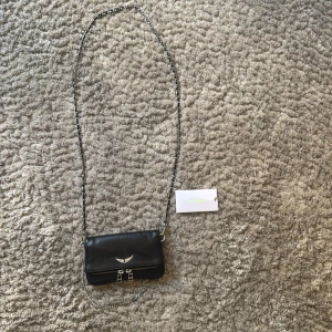 Svart axelväska från Zadig & Voltaire - Snygg svart axelväska i skinn från Zadig & Voltaire. Skulle kunna tänka mig att byta mot nån annan märkesväska. 💖