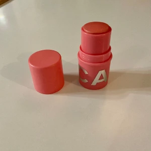 CAIA blush stick  - Säljer blush stick, Berry smoothie, från CAIA. Bra skick men använder inte den