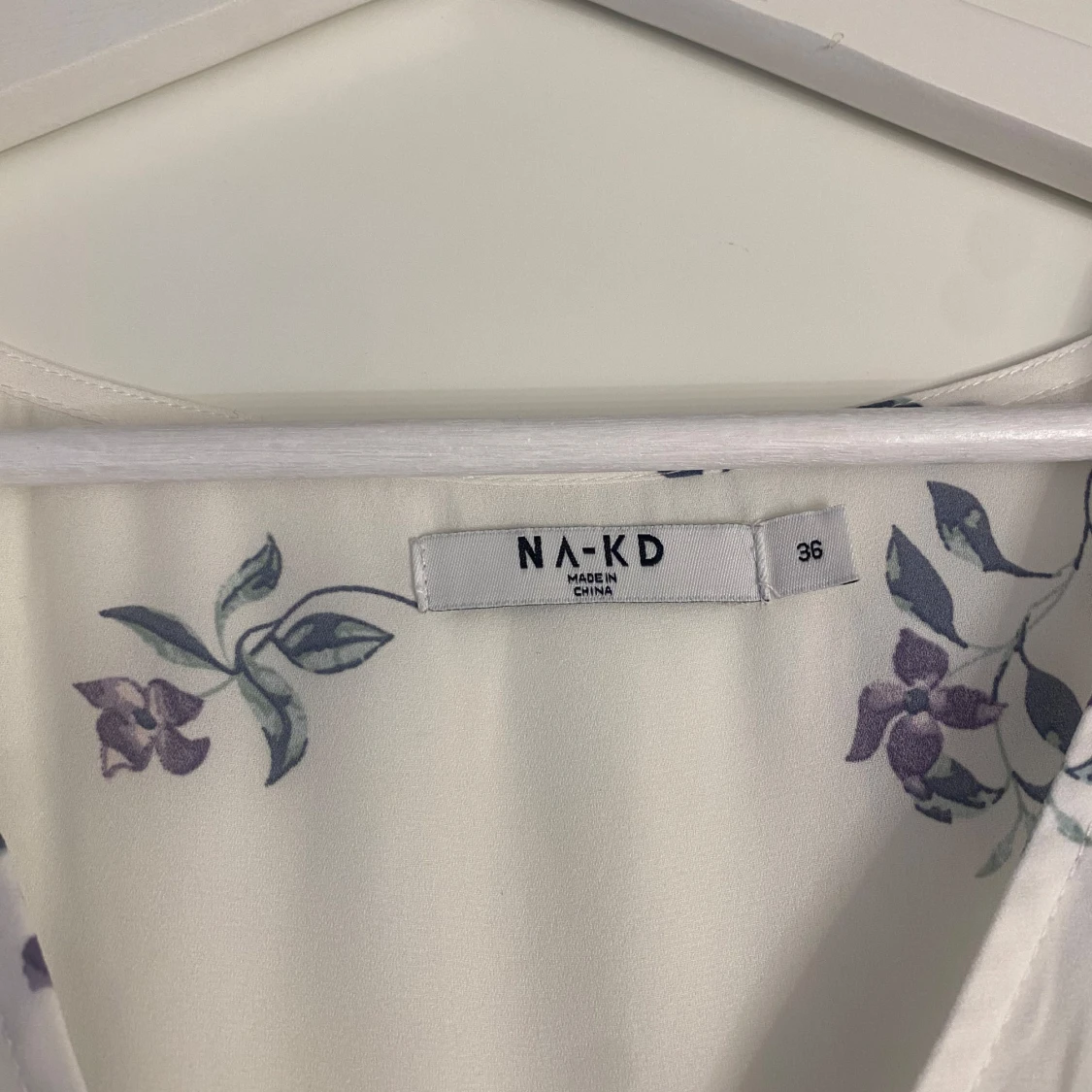 Vit blommig klänning  - 3