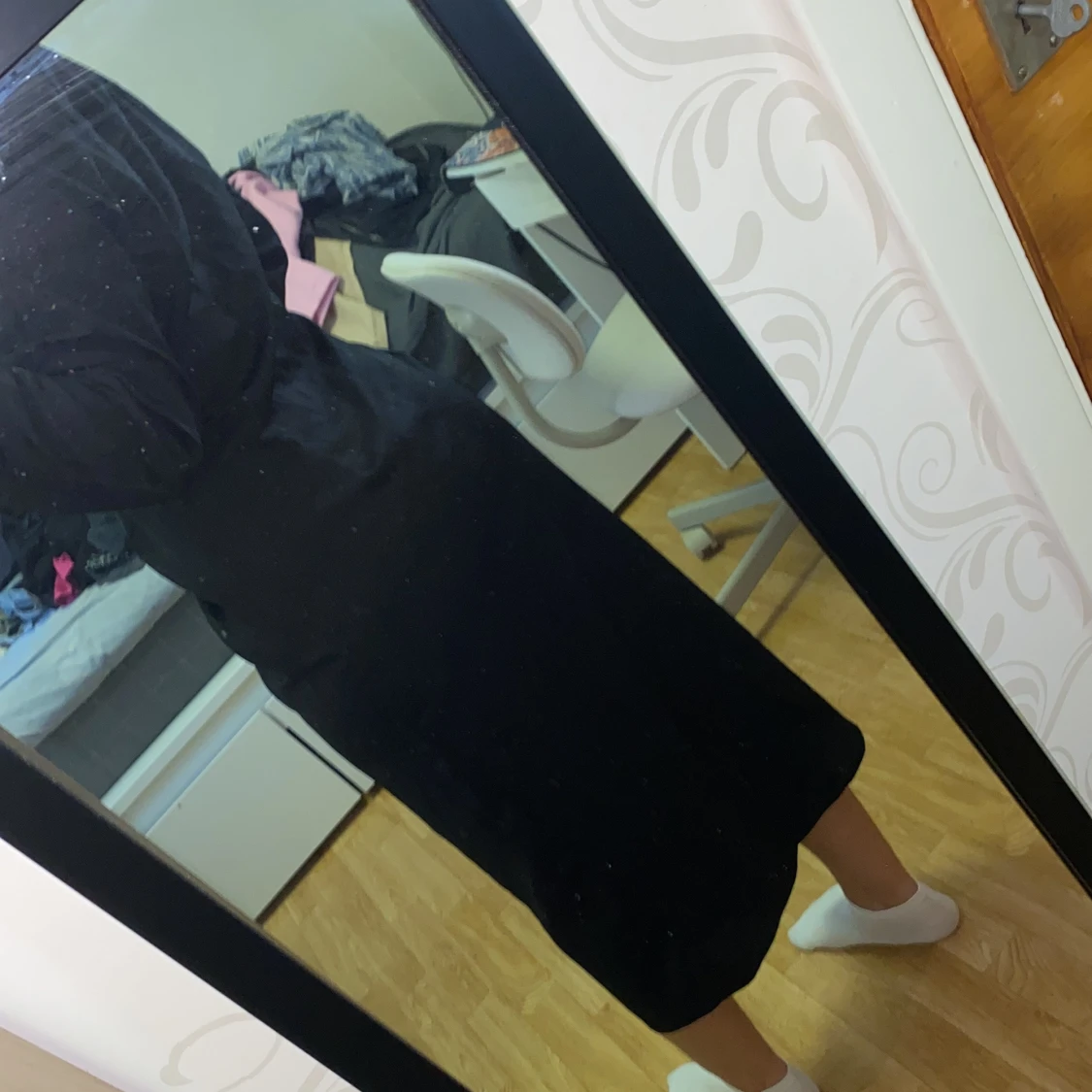 Svart långklänning med broderad krage - 1