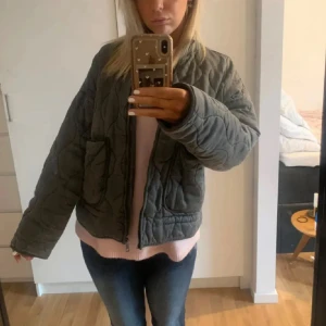 Grå quiltad jacka från Zara - Säljer en denna quiltade jackan från Zara som är i ett jättebra skick!