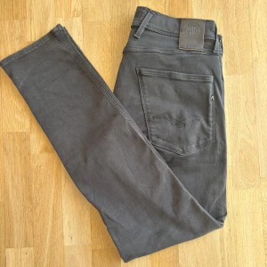 Replay Anbass svarta jeans - Säljer dessa stilrena slim fit replay jeans i väldigt bra skick i den populära modellen anbass 😎 | Size: W31 L30 | Modell: Anbass | Skick: 8/10 | Person: 176cm 62 kg | Nypris: 1600 kr | Skriv vid minsta lilla fråga! 🗣️🗣️