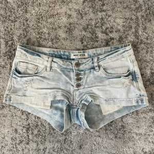 Ljusblå jeansshorts från Tally Weijl - Säljer ett par ljusblå jeansshorts från Tally Weijl med slitna detaljer och fyra knappar framtill 💞Midjemåttet är 38 cm. Perfekta för varma dagar och enkel att matcha med olika sommar toppar 😇☀️
