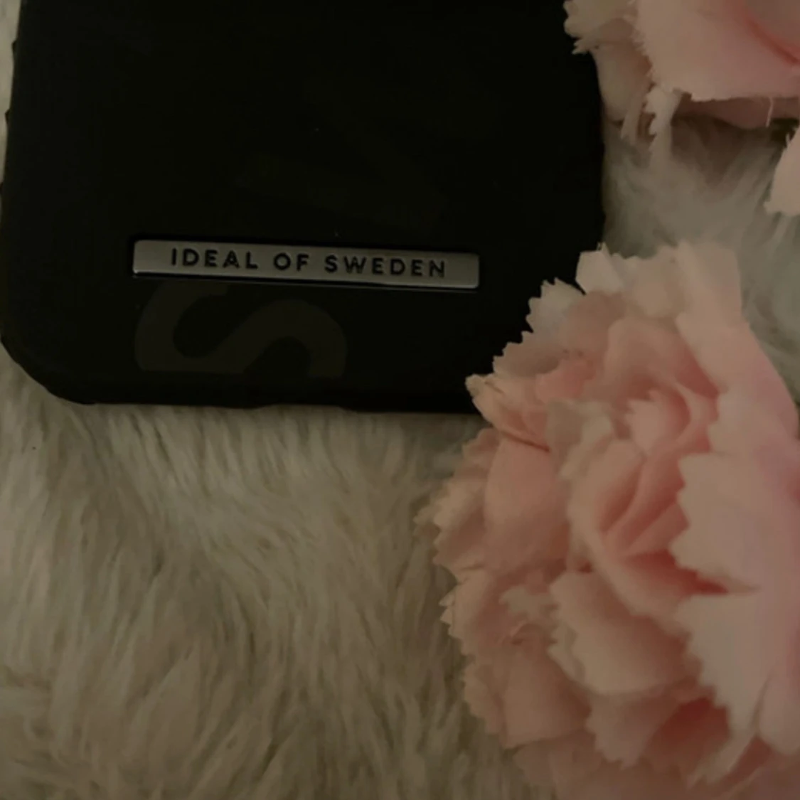 Svart mobilskal från Ideal of Sweden, iPhone 11 - 1