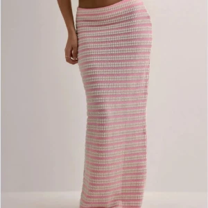  Söker detta jättefina sommar sättet -  Söker detta jättefina sättet från Nelly båda delarna ska helst vara i storlek xxs