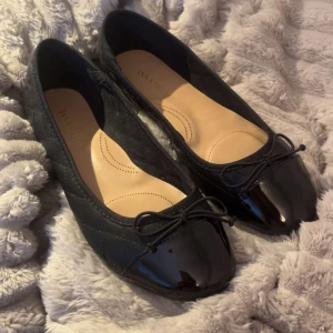 Svarta quiltade ballerinaskor med rosett - Stilrena svarta ballerinaskor från Anna Field med quiltad ovandel och lackad tå. Skorna har en söt rosettdetalj framtill och rund tå. Sulan har ett paisleymönster för extra grepp. Perfekta för dig som gillar klassisk och chic stil. Skriv vid frågor 💕💕