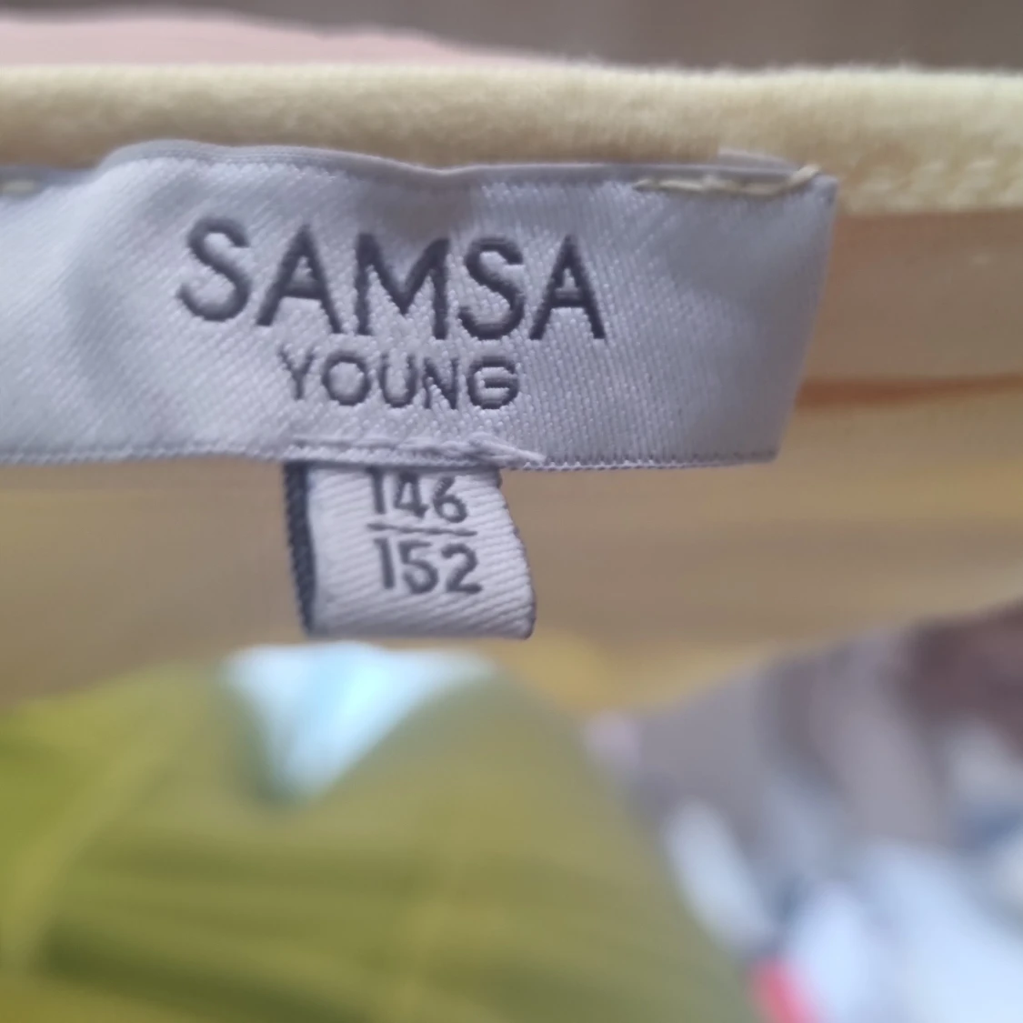 Gul t-shirt med broderade ärmar Samsa - 2