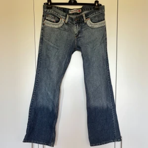 Diesel bootcut jeans - Lågmidjade bootcut jeans från Diesel💕 Storleken är W32 men de är väldigt små i storleken då tyget är extremt otöjbart. Säljer pga de är för små för mig☺️Jag är 165cm och de passar perfekt för mig i längden. 