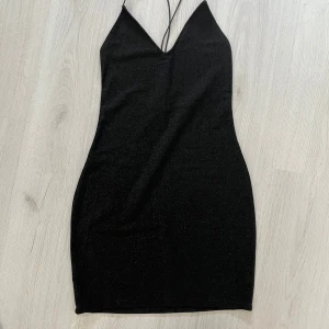 Klänning - Glittering klänning, aldrig använd🤍