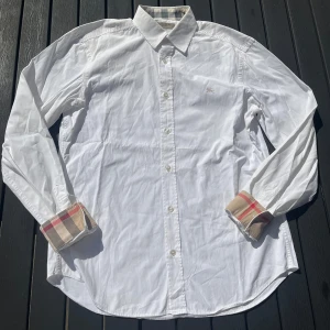 Burberry skjorta  - Tjena, säljer nu denna riktigt snygga och populära burberry skjortan, den är i bra skick men finns ett jätte litet fläck. Hör av er vid frågor och funderingar🙌🤝