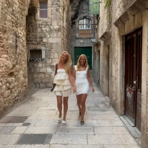 Gul volangkjol från Gina Tricot - Supersöt kort volangkjol från Gina Tricot i beige. Kjolen har en crinklad struktur och flera lager volanger som ger en riktigt trendig och luftig känsla. Perfekt att styla med en enkel topp eller stickad tröja för en chill look. Går att ha som topp och kjol som på bilden till vänster 