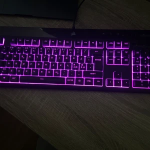 Corsair K55 RGB PRO | Gaming keyboard - Endast använd ett fåtal gånger. Fungerar felfritt. Många RGB-belysningsalternativ och kan även anpassas i Corsair-programvaran. Handledsstöd ingår. Skicka ett direktmeddelande för mer information😇