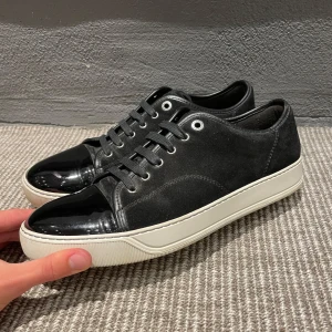 Lanvin skor - Hej! Vi säljer nu dessa riktigt schyssta Lanvin skor i riktigt bra skick! Begränsat antal box och dustbags. Vi rekommenderar att gå ner en storlek. Hör av dig vid frågor! 