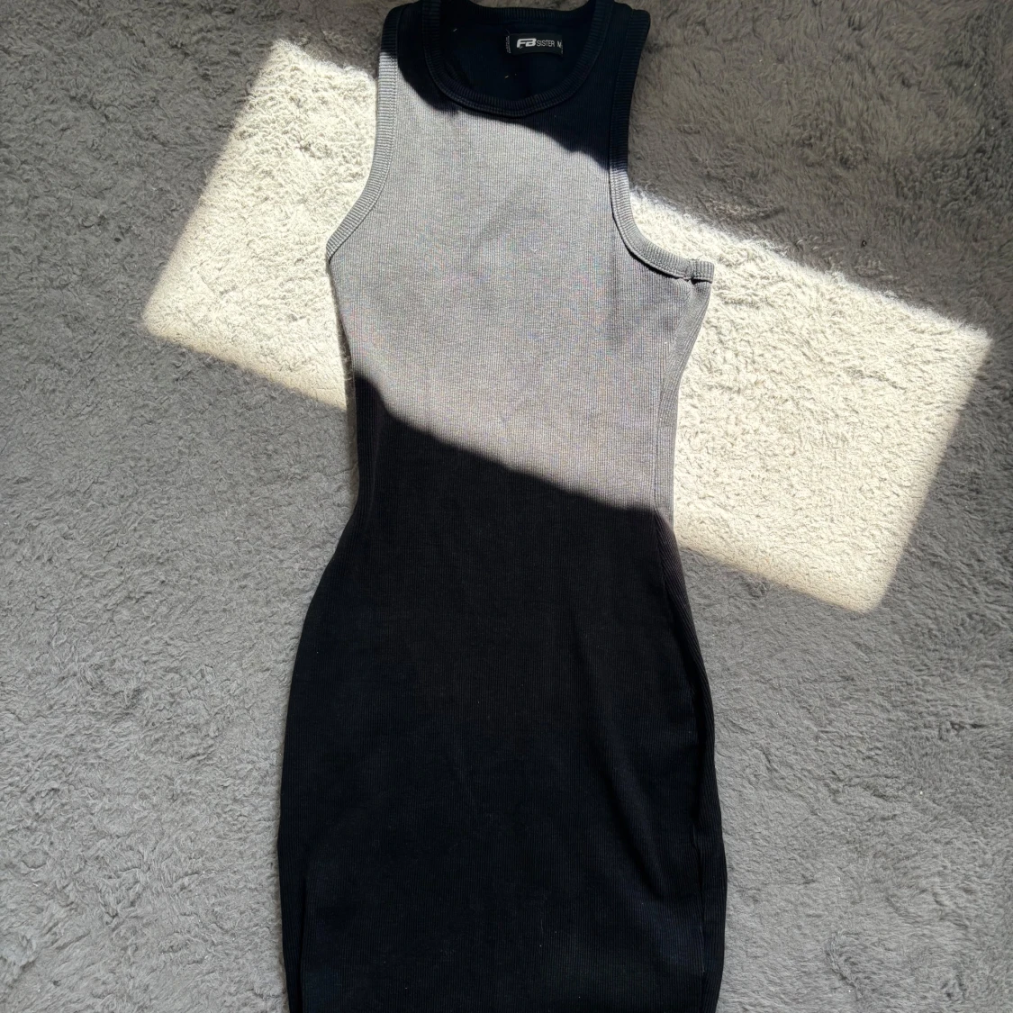 Svart och grå ribbad klänning FB Sister
