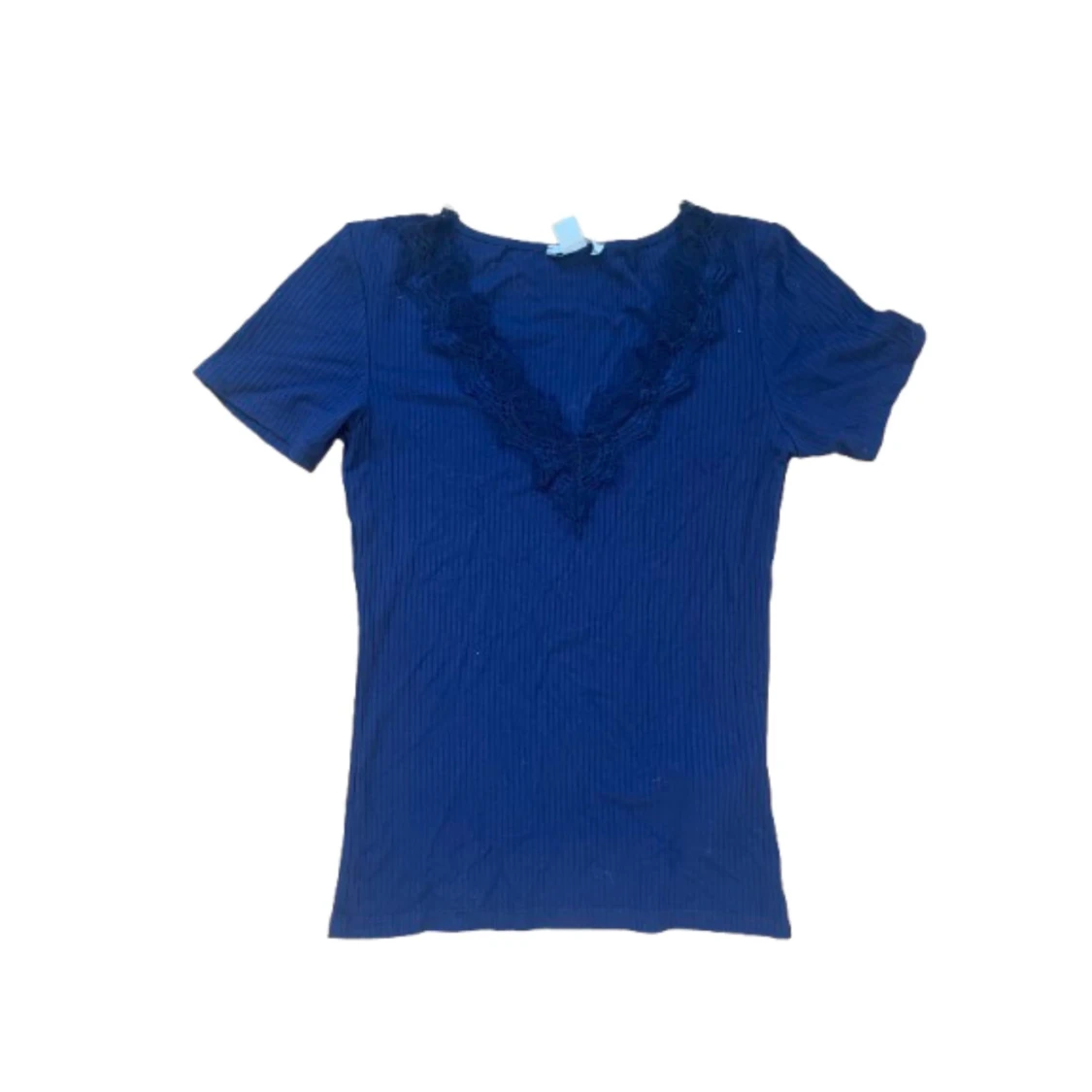 Blå ribbad topp med spetsdetalj