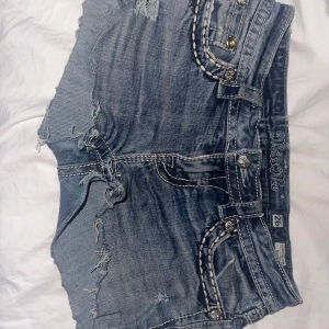 Jeansshorts med paljett-detaljer från Miss Me - Ljuset är ganska dåligt i rummet och den är inte grön aktig som på bilden utan blå. Den är i storlek 26