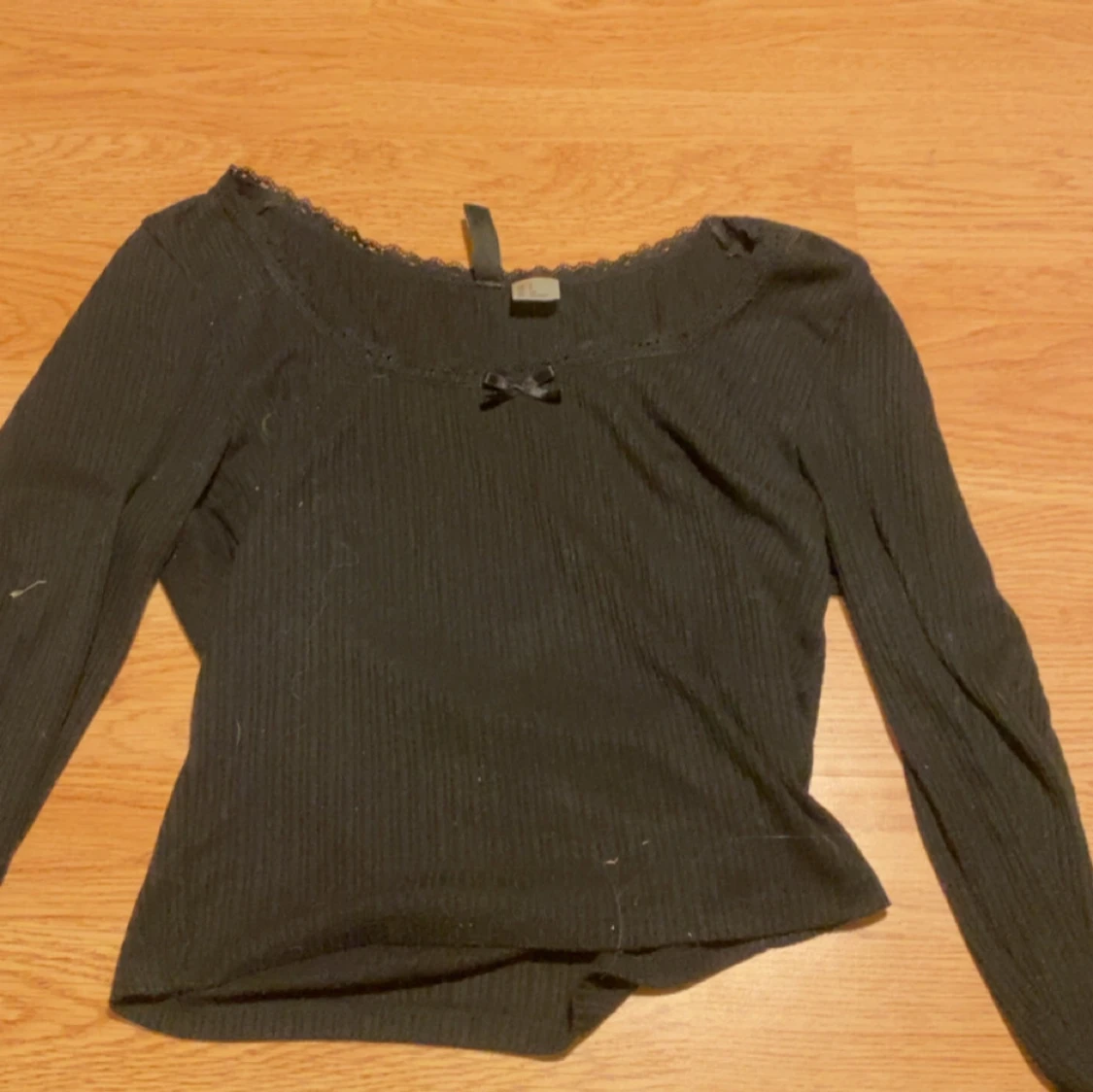 Svart ribbad topp med spets från H&M divided