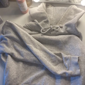Grå Hoddie ifrån Bikbok  - Grå Hoddie ifrån Bikbok i Storlek XS med snören❤️💕