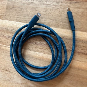 USB-C till Lightning 1.5 m - USB-C till Lightning 1.5 m. Nylonflätad laddningskabel från Kjell & Company. 