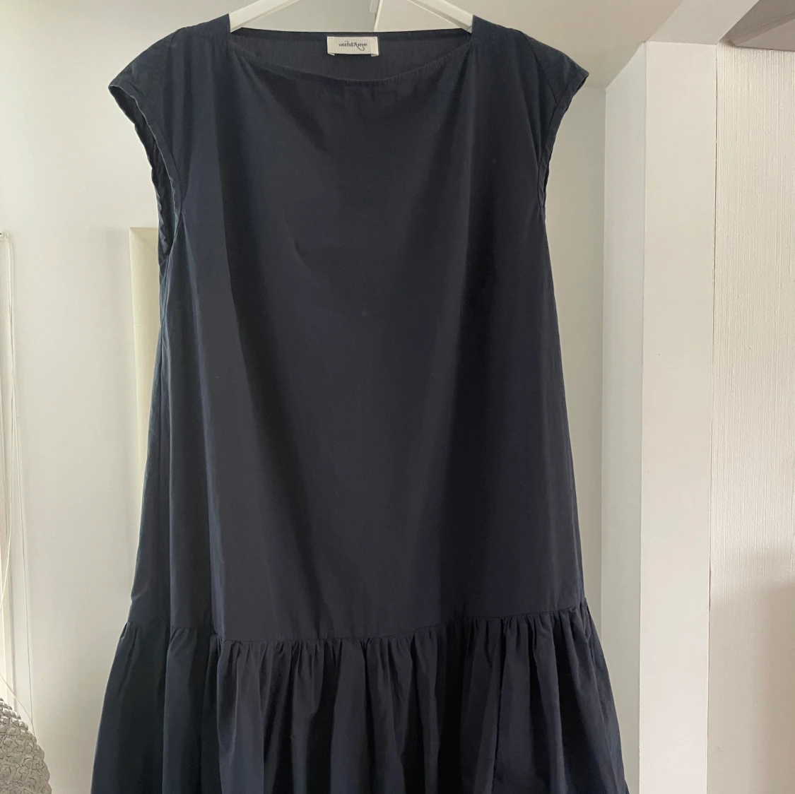 Mörkblå volangklänning från italienska Ottod'Ame