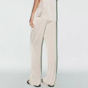 Satinbyxa - Från zara i storlek m, aldrig använda endast testade