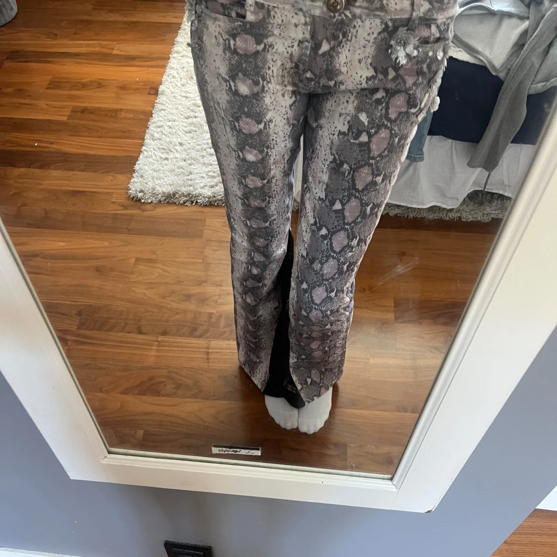 Ormmönstrade bootcut byxor med blommor