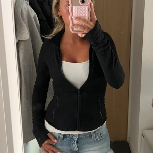 Lululemon insperarad träningskofta  - Jätte fin träningskofta från glowmode, påminner mycket om L”ululemon define jacket”. Sparsamt använd