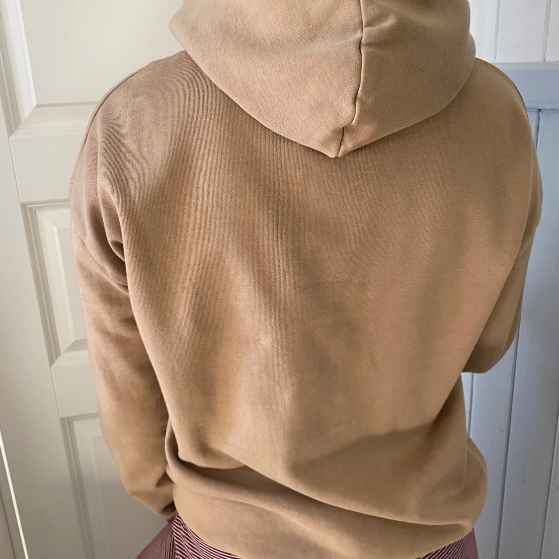 Beige hoodie med huva och snörning - 2