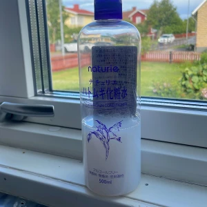 Naturie Hatomugi Skin Conditioner 500ml - Stor flaska med Naturie Hatomugi Skin Conditioner, en återfuktande toner med extrakt av pärlkorn. Produkten är genomskinlig med en lätt mjölkig ton och kommer i en plastflaska med blå detaljer. Perfekt för att ge huden extra fukt och fräschör. Säljer för 50kr då det är halva kvar och köpte för ca 100 kr🌸