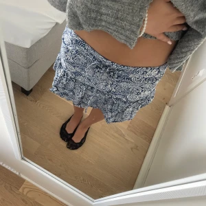 Blåvit blommig kjol från zara - Supersöt kort kjol i blått och vitt med blommigt mönster och volanger. Kjolen har snörning i midjan och är gjord i ett lätt och luftigt material, perfekt för varma dagar. Sitter snyggt!💕