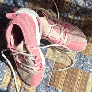 Nike träningsskor - Storlek 38,5. Snygga Nike Air Zoom Crossover sneakers i olika rosa nyanser med vita detaljer. Jätte snygga och sköna skor. Är lite smutsig men det kan man nog tvätta av. Pris kan diskuteras.