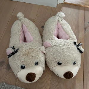 Super Söta innetofflor - Knappt använda, passar 38-42 tror jag