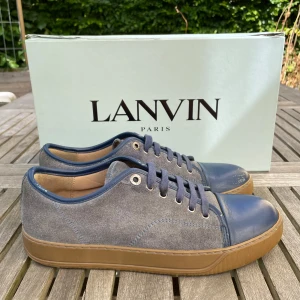 Lanvin skor  - Hej! Säljer nu dessa sjukt snygga Lanvin skor. Skorna är i bra skick! Vi rekommenderar att gå ner en storlek. Har ett begränsat antal boxar och dustbag! Hör gärna av dig vid frågor 