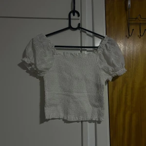 Vit blus med puffärmar och broderi - Supersöt vit blus med smockad kropp och puffiga kortärmar  🌟