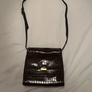 Brun axelväska  - Supersnygg mörkbrun axelväska.