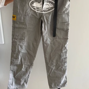 Grå cargopants från corteiz - Säljer ett par grå cargopants från corteiz. Passar S. Passformen är baggy. Priset kan diskuteras