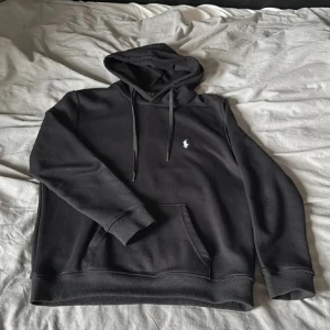 Svart Ralph lauren hoodie - Säljer denna feta Ralph lauren hoodien i färg svart, Storlek:L men passar mer som M! Säljer den p.ga den inte passade mig bra, pris kan diskuteras samt vid frågor skriv till mig!